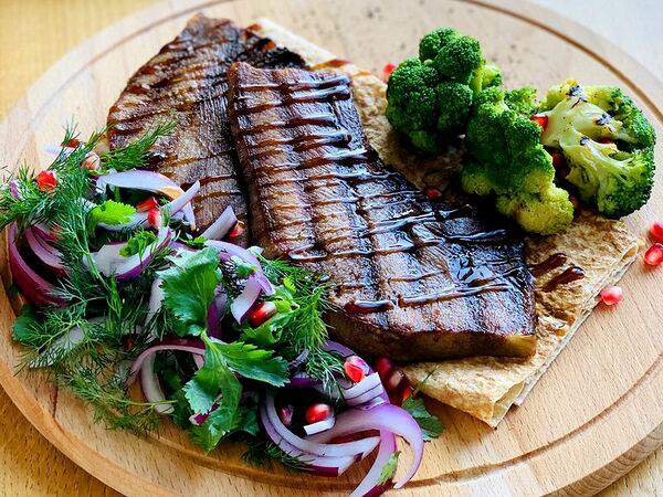 Победа - Язык говяжий с брокколи и соусом терияки