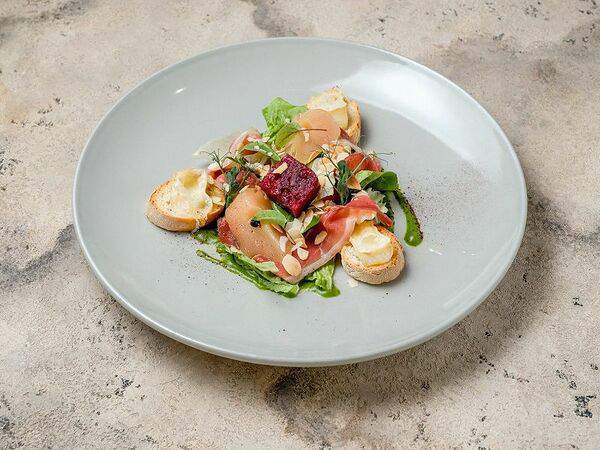 Кафе 38 - Салат с вяленой утиной грудкой и сыром Камамбер с грушей конфи