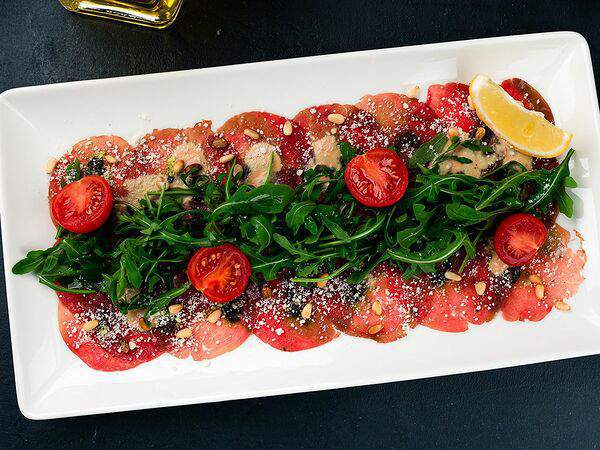 Catch - Карпаччо из говядины под сыром Грана Падано с кедровыми орешками