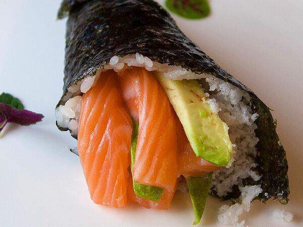 Море в коробке - Хэнд ролл с лососем и авокадо