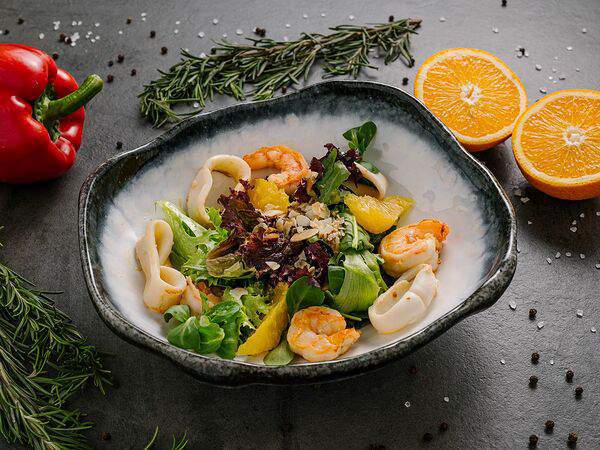 Белуга - Тёплый салат с морепродуктами