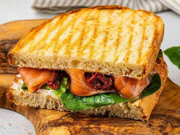 АндерСон - Сэндвич с лососем, крем чизом вялеными томатами и листьями салата