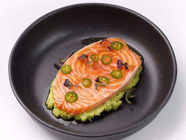 Магадан - Севиче из лосося на пюре из авокадо