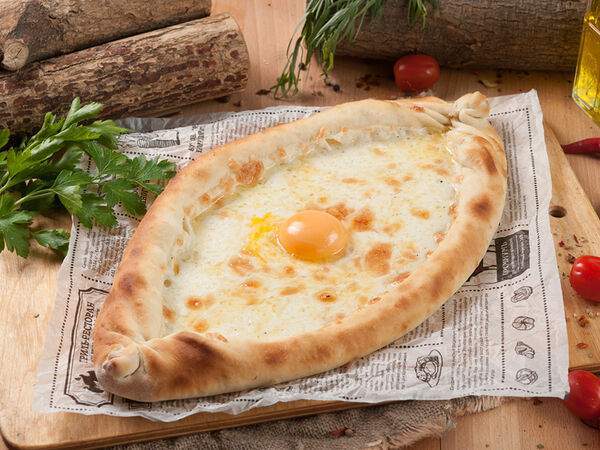 Едалия - Хачапури по-аджарски с сулугуни