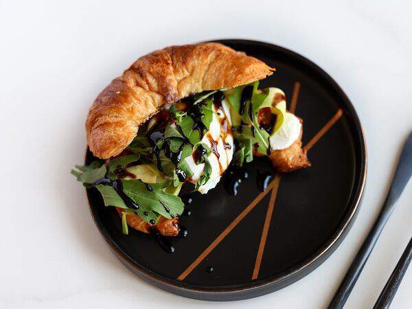 Mogu - Круассан с авокадо и яйцом пашот