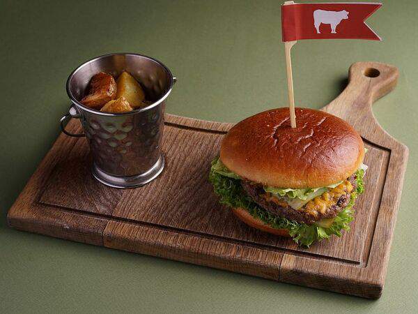 T-Cafe - Бургер с котлетой из мраморного мяса