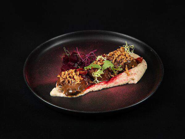 Fit appėtit - Говяжьи щёчки с пюре из корня сельдерея и свеклой