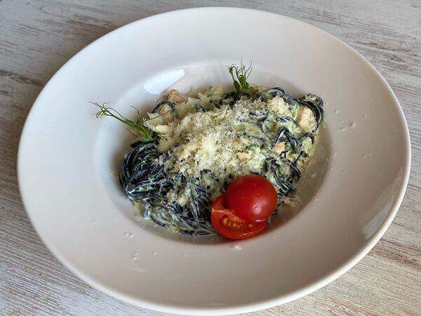 Чемодан - Чёрные спагетти с лососем и шпинатом