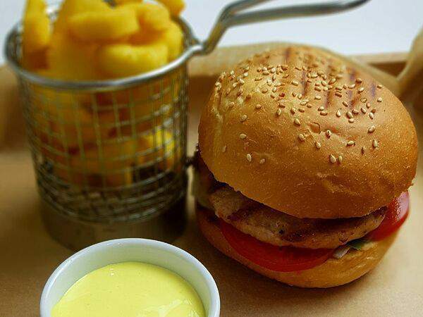 Ribs - Мини бургер с куриной котлетой и картофельным алфавитом