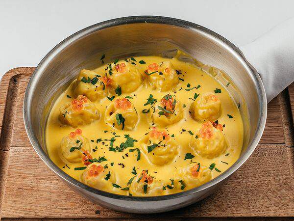 Магадан - Пельмени с лососем в шафрановом соусе