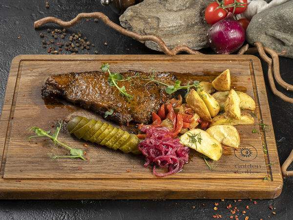 Golden Coffee - Стейк Стриплойн c картофелем по-деревенски