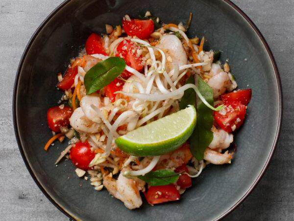 Maru - Тайский салат Сом Там с обжаренным куриным филе