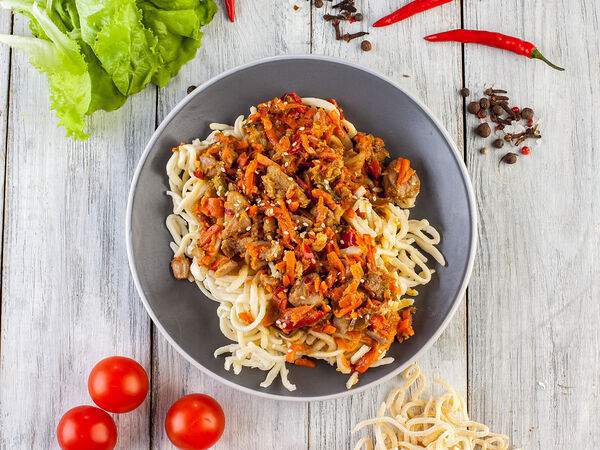 Горячий обед - Лапша с курицей в соусе хойсин