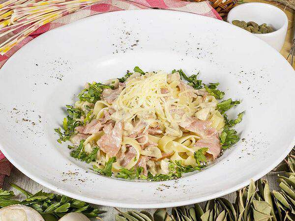 Луиджи - Феттуччини с ветчиной и грибами