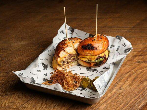 Агонь BBQ Ratskeller - Бургер 10 1/2 унций мяса с двумя котлетами