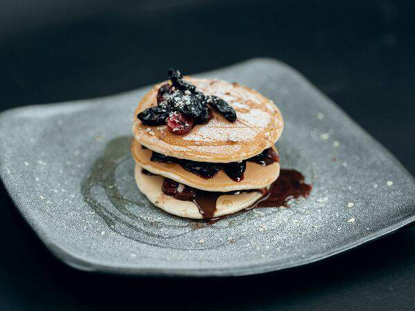 Goodson bar - Панкейки с вишней, шоколадом и изюмом