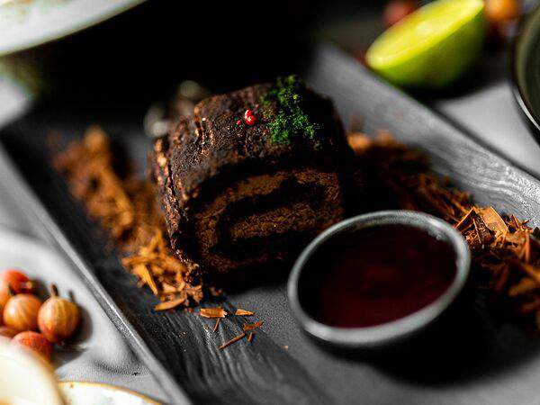 Ресторан Строгов - Шоколадно-миндальный десерт Полено с кремом шарлот и горьким шоколадом