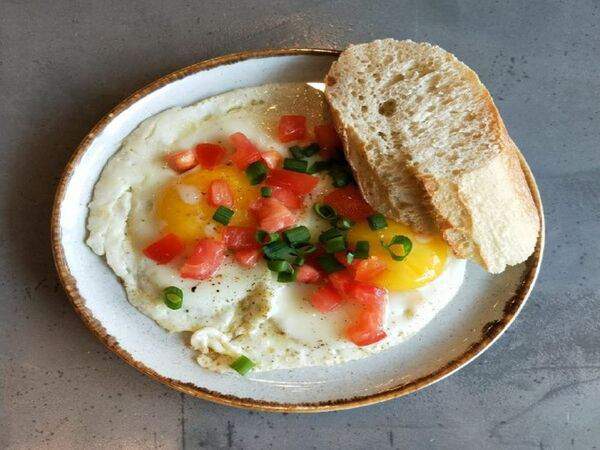 CoffeeВарим - Глазунья на тосте с томатами