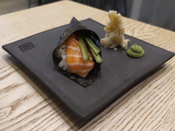 Манэки - Хэнд ролл с лососем