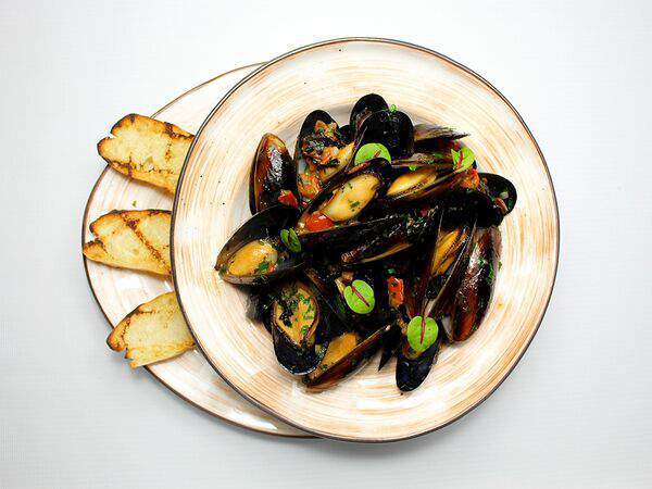 Гости - Соте из мидий в соусе из томатов конкассе