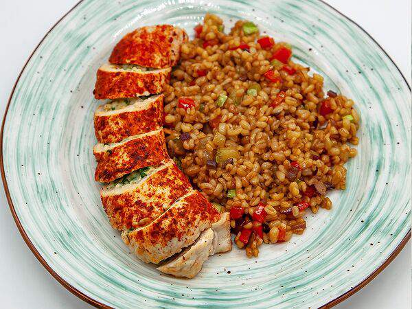 Тепло - Куриный рулет со шпинатом, сулугуни и булгуром