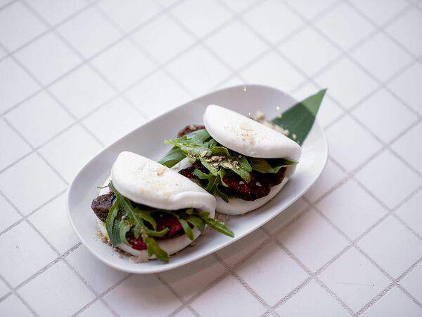 Plants & Friends - Бао-сэндвич с печеным баклажаном и свежим базиликом