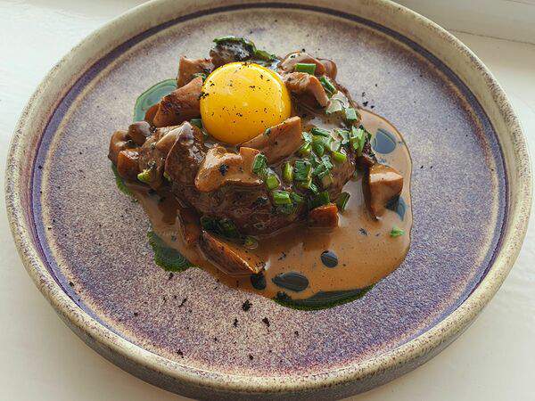 Белый берег - Бифштекс из мраморной говядины с белыми грибами и перечным соусом