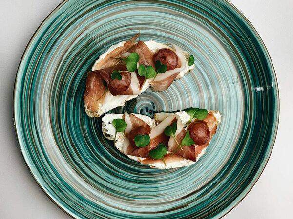 Vin Vin Concept Bar - Брускетта с пармой и винoградом