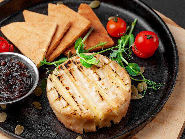 Magic Coffee - Запеченный камамбер с конфитюром из бальзамического уксуса