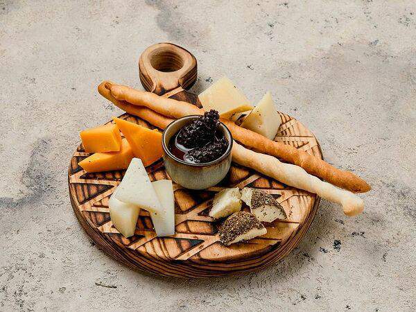 Кафе 38 - Фермерские сыры с вареньем из шишек