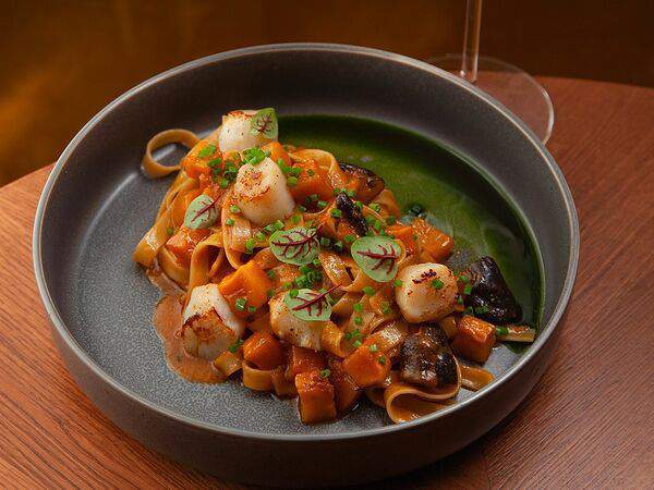 Koza Bistro - Паста с морским гребешком и тыквой с острым азиатским соусом
