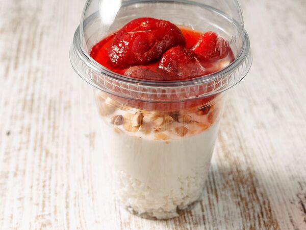 Bradbury coffee - Творожок с клубничным вареньем и миндалём