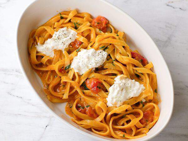 Bisou Bisou Bistro - Тальятелле, томаты конфи, страчателла