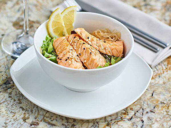 Fiolet - Салат Теплый с лососем и рисовой лапшой