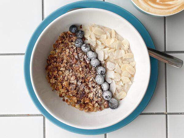 Firgun - Каша овсяная с домашней гранолой и ягодами