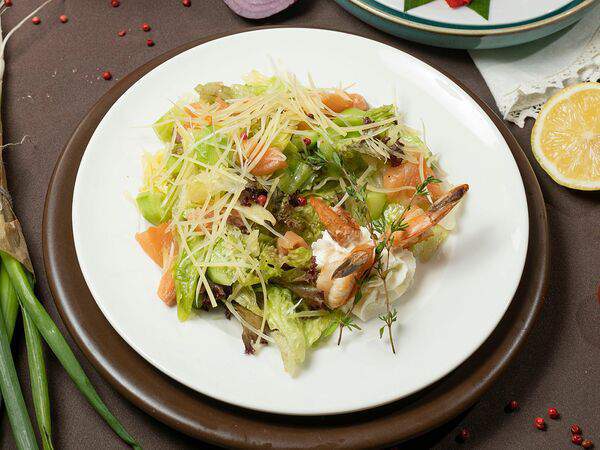 Хуторок - Легкий салат с малосольным лососем и тигровыми креветками