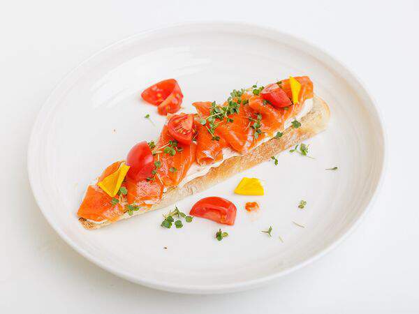 Глупый француз - Брускетта с семгой гравлакс и крем-чизом