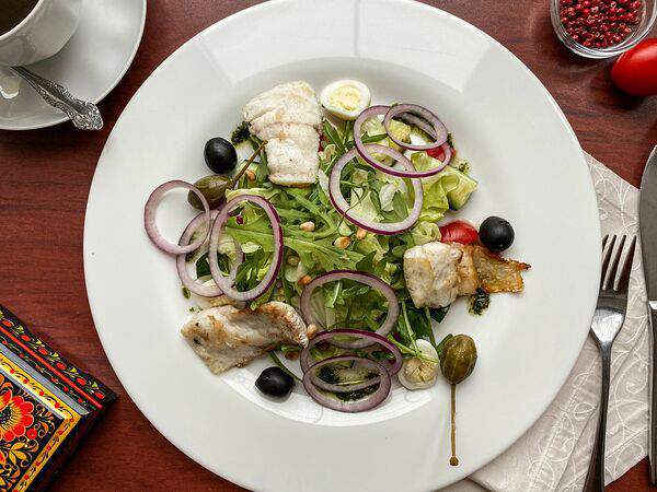 Трактир На Улице - Теплый салат с сибасом и соусом Песто