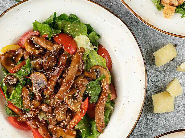 Wok Station - Салат со свининой в соусе терияки