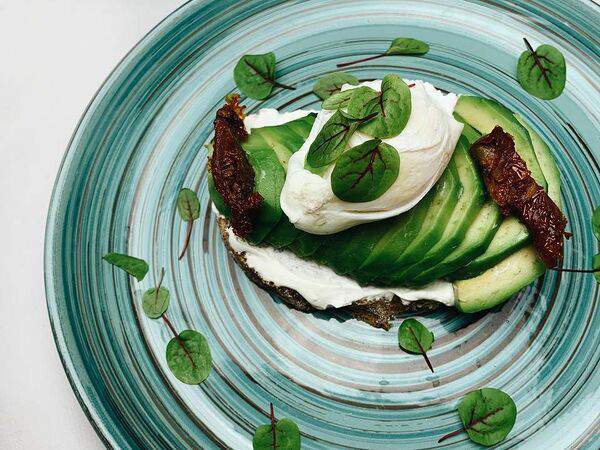 Vin Vin Concept Bar - Брускетта с авокадо и яйцом пашот