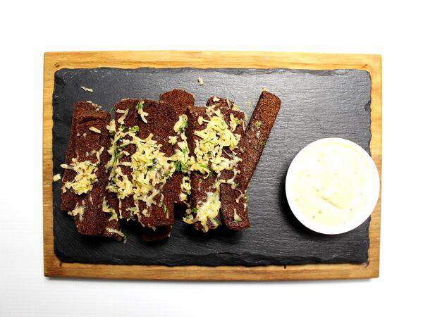 Гости - Гренки Бородинские с чесноком и горчичным соусом