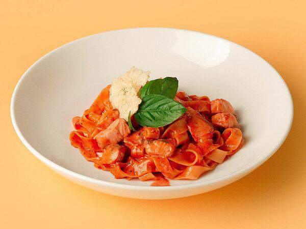 Ирис - Паста с сёмгой в сливочно-томатном соусе