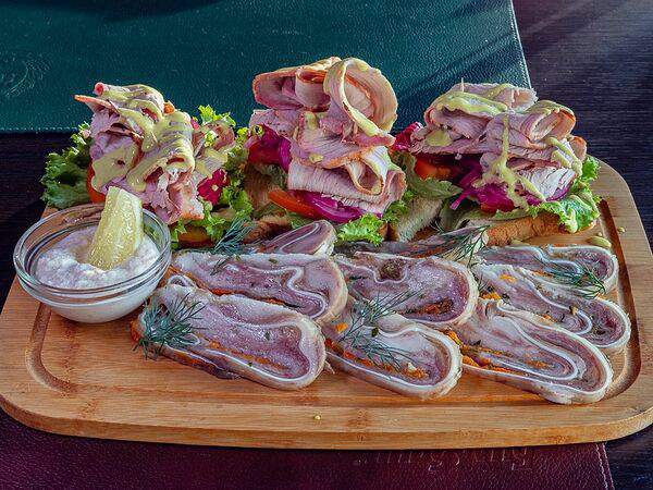 Hosper Hops Pub - Доска с рулетом из ушей и бужениной на тостах