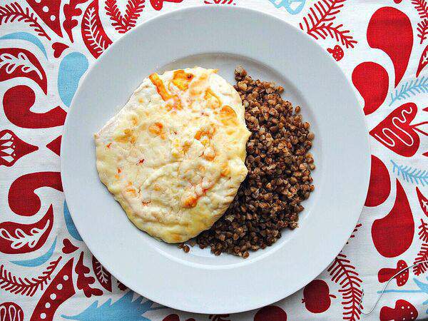 Суп - Куриная грудка под сыром и помидорами с гречневой кашей