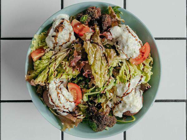 Футурист. Bar & Kitchen - Салат с фалафелем