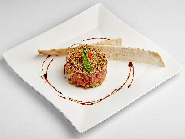 Ресторан Метрополь - Тартар из тунца с авокадо и французской заправкой