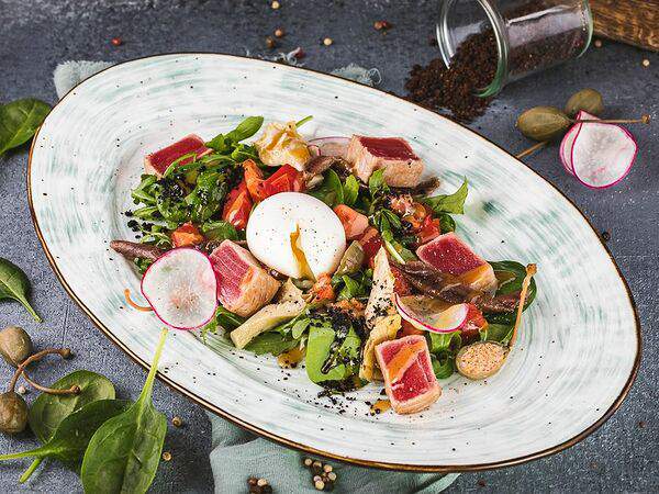 Jesstaurant - Нисуаз с тунцом, артишоками и яйцом пашот