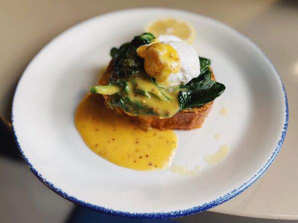 Lilu kitchen - Бриошь, шпинат, пашот