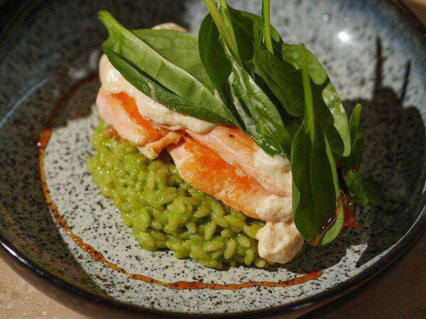Breadway-cafe - Лосось со шпинатным орзо и сливочным муссом унаги