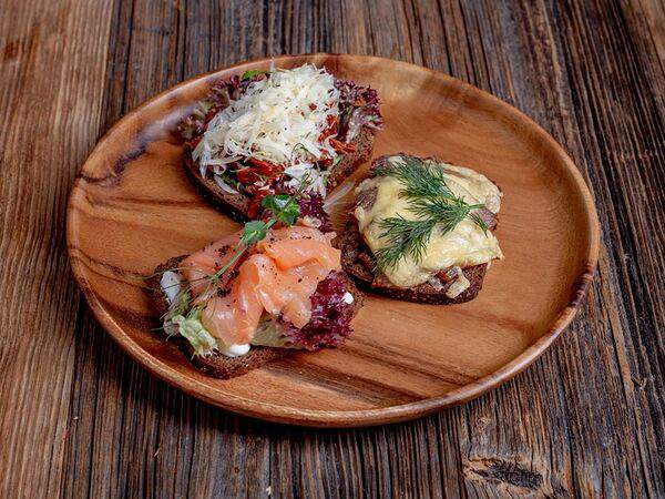 Parmesan - Бутерброд с вялеными томатами, песто и пармезаном